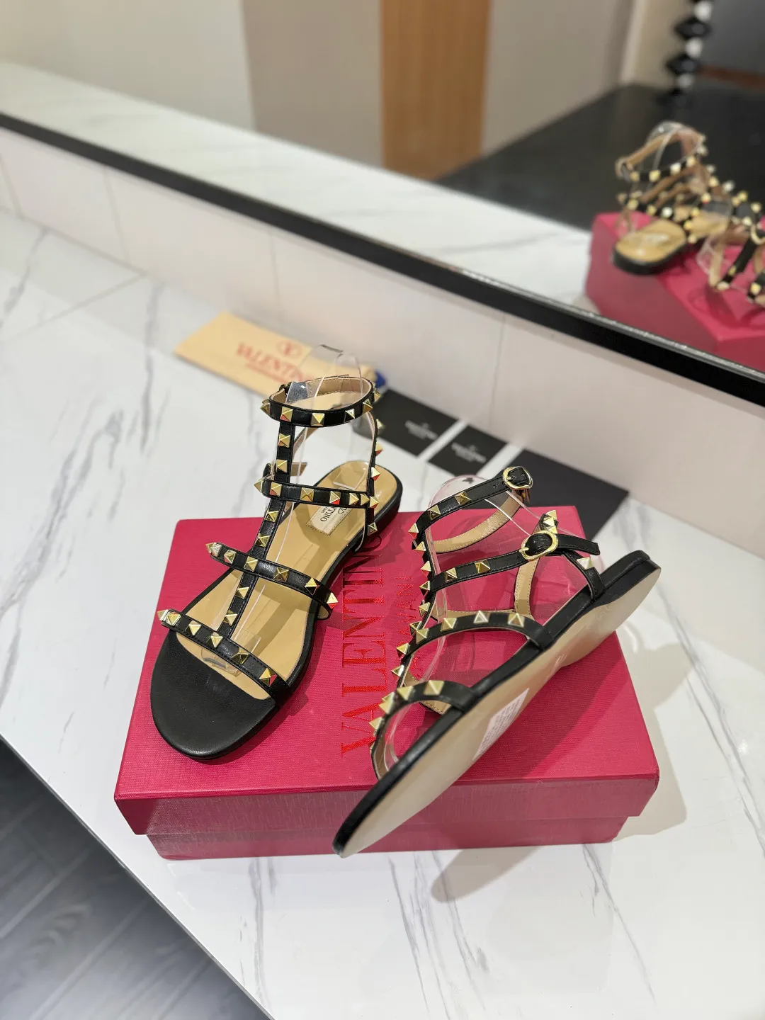 👟👟Ex-factory price 520👟👟 Valentino/Valentino rivet VT classic ankle-wrap rivet sandals, timeless 🆕 deeply rooted in people's hearts❤️A must-have item that never goes out of style🫰top replica! The side curves are perfect, the original molded custom-made rust-free rivets, and the textured hardware bring out a full sense of high-end, giving you a genuine foot feel! The first choice for high-end customers❤️ [Material] Upper: Original imported customized cowhide Inner lining: Original imported goatskin Outsole: Imported pearlescent leather outsole Code number: 35-39 [34, 40, 41, 42 are custom-made and cannot be returned or exchanged]